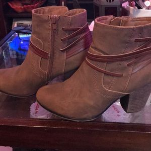 Beautiful ladies boots size 8